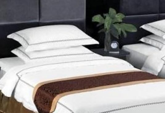 宾馆里床上的一块布有什么用,酒店床上的布条是干什么用的图5