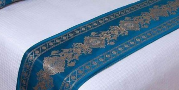 宾馆里床上的一块布有什么用,酒店床上的布条是干什么用的图1