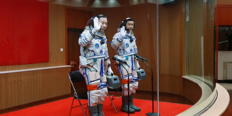 神州7号负责太空漫步的宇航员是谁