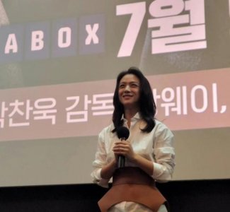 ​40岁汤唯韩国街头被偶遇！穿卫衣牛仔裤扮嫩，生图下美貌都超惊艳