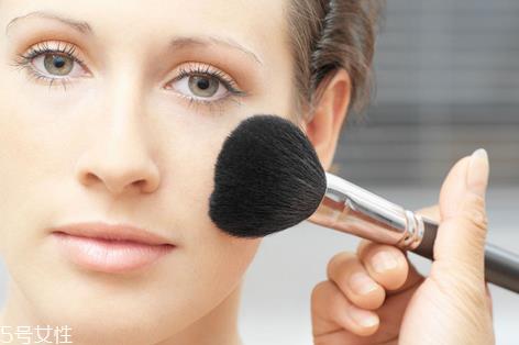 散粉和蜜粉哪个好 散粉和蜜粉哪个定妆好