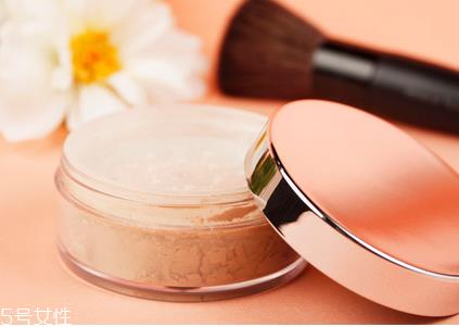 散粉和蜜粉哪个好 散粉和蜜粉哪个定妆好