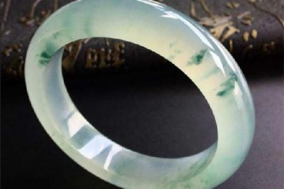 ​翡翠手镯起胶是什么意思 翡翠手镯起胶还还是起荧光好