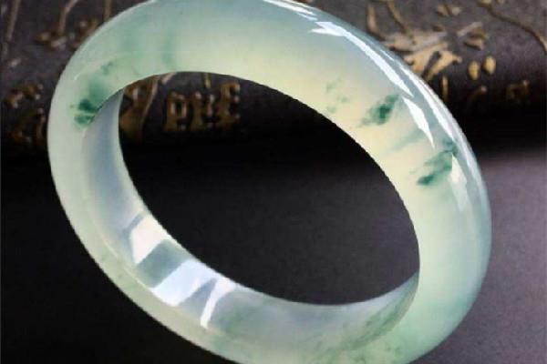 翡翠手镯起胶是什么意思 翡翠手镯起胶还还是起荧光好 翡翠手镯起胶是什么意思 翡翠手镯起胶还还是起荧光好