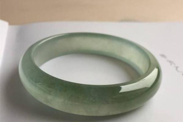 翡翠手镯起胶是什么意思 翡翠手镯起胶还还是起荧光好 翡翠手镯起胶是什么意思 翡翠手镯起胶还还是起荧光好