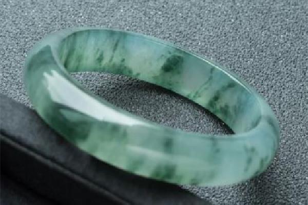 翡翠手镯起胶是什么意思 翡翠手镯起胶还还是起荧光好 翡翠手镯起胶是什么意思 翡翠手镯起胶还还是起荧光好