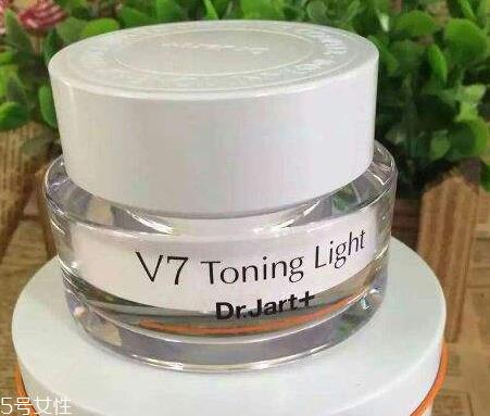 素颜霜涂完要不要打粉？擦素颜霜后要擦散粉吗？