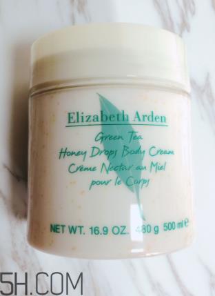 雅顿绿茶蜜滴舒体霜油不油？粘被子吗？