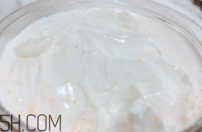 雅顿绿茶蜜滴舒体霜油不油？粘被子吗？