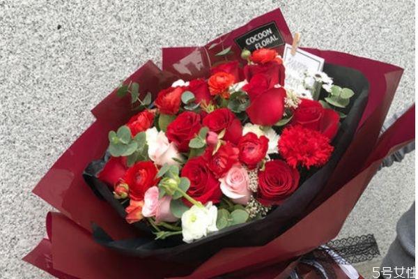 男生告白应该送什么礼物呢 暗恋对方应该送什么呢