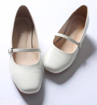 碎花长裙配什么鞋子好看 碎花长裙适合什么鞋子