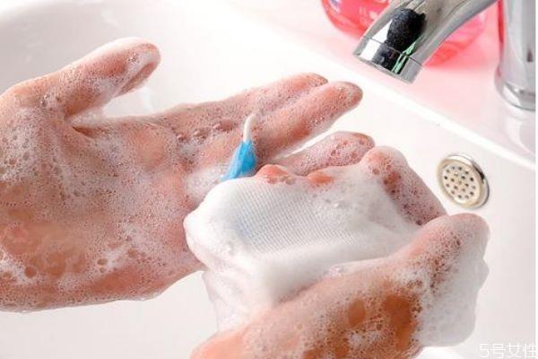 可以用肥皂洗脸吗 肥皂洗脸会怎么样呢 可以用肥皂洗脸吗 肥皂洗脸会怎么样呢