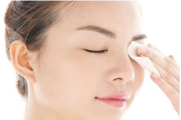 一般卸妆水可以卸全脸吗 脸部卸妆有什么注意的呢 一般卸妆水可以卸全脸吗 脸部卸妆有什么注意的呢