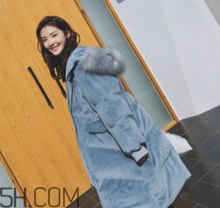 ​羽绒服面料锦纶和聚酯纤维哪个好？羽绒服软的好还是硬的好？