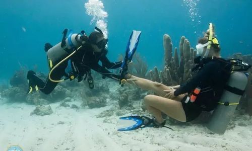 在水中解决抽筋的方法是什么?