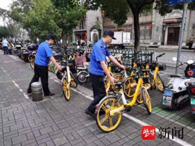 ​保障黄金周城市环境秩序，南京城管每天2200多名城管队员坚守大街小巷