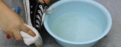 ​匡威白色帆布鞋怎么清洗(匡威白色帆布鞋容易发黄吗)