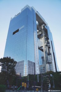 ​在大阪梅田区，远远就能看到梅田蓝天大厦，它是大阪梅田的地标之一