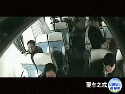 心痛！广东大巴爆胎撞护栏侧翻致7死11伤，5名乘客惨被甩落十米桥下