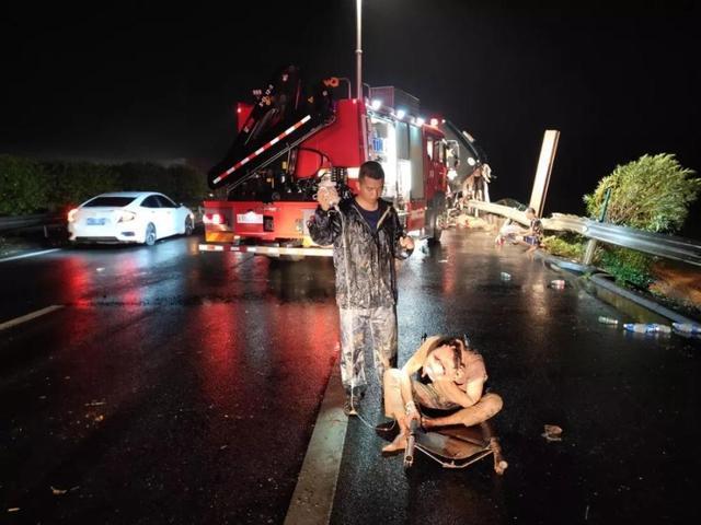 心痛！广东大巴爆胎撞护栏侧翻致7死11伤，5名乘客惨被甩落十米桥下
