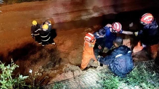 心痛！广东大巴爆胎撞护栏侧翻致7死11伤，5名乘客惨被甩落十米桥下