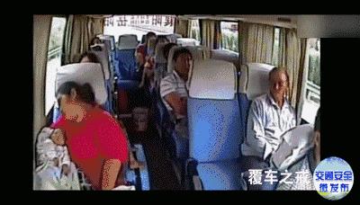 心痛！广东大巴爆胎撞护栏侧翻致7死11伤，5名乘客惨被甩落十米桥下