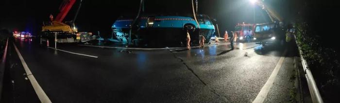 心痛！广东大巴爆胎撞护栏侧翻致7死11伤，5名乘客惨被甩落十米桥下