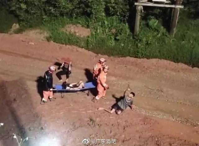 心痛！广东大巴爆胎撞护栏侧翻致7死11伤，5名乘客惨被甩落十米桥下