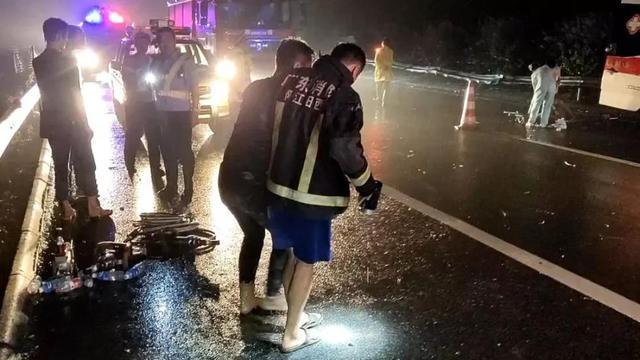 心痛！广东大巴爆胎撞护栏侧翻致7死11伤，5名乘客惨被甩落十米桥下