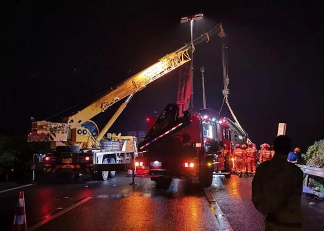 心痛！广东大巴爆胎撞护栏侧翻致7死11伤，5名乘客惨被甩落十米桥下