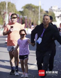 ​“虎爸”回应10岁女儿“蹭跑”马拉松争议：不会影响我和孩子跑步的节奏
