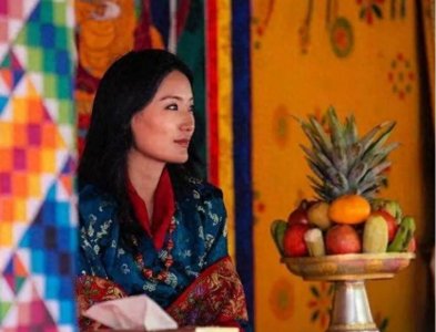 不丹王后成“最美王妃”，化身“眼镜娘”超惊艳，笑起来很接地气
