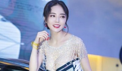 她是车模界的女神，演技不好片约却不断！