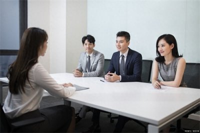 ​体制内的“铁饭碗”真的那么值吗？年薪十万能到什么水平？