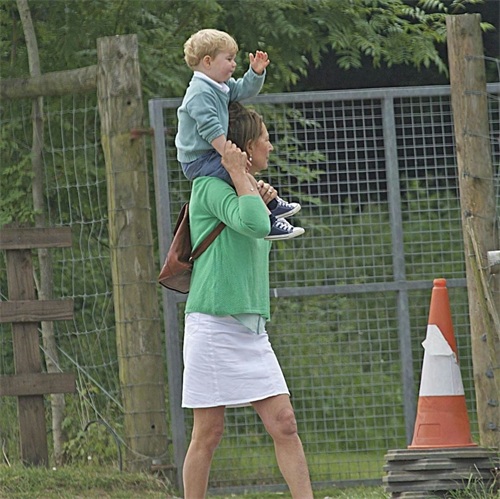 卡罗尔对外孙乔治的宠爱,陪玩、坐肩头、接送放学和普通外婆无异