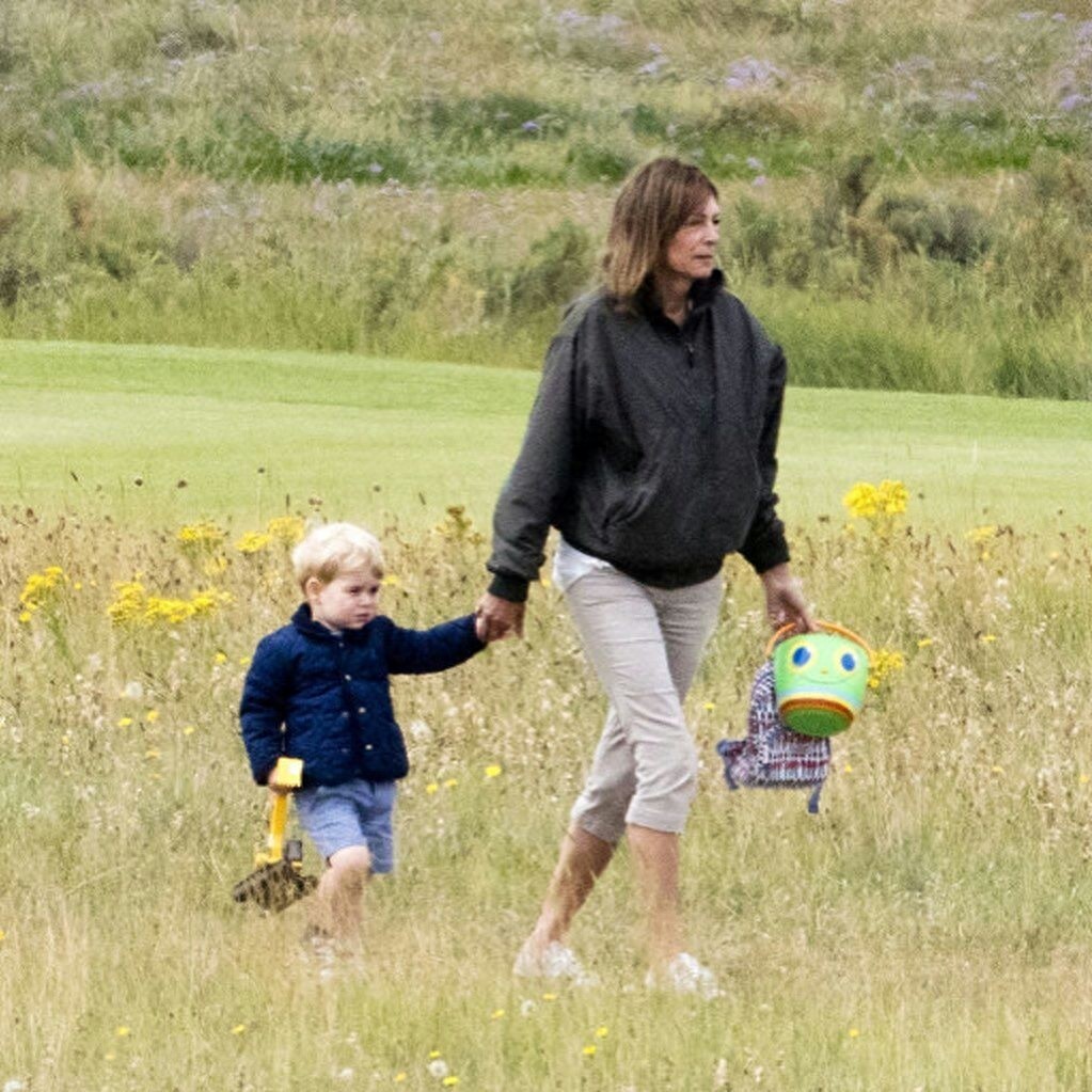 卡罗尔对外孙乔治的宠爱,陪玩、坐肩头、接送放学和普通外婆无异