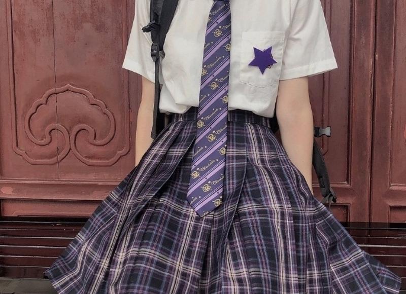 王一博合影，王一博床头放了三组和漂亮小姐姐们的甜蜜合影