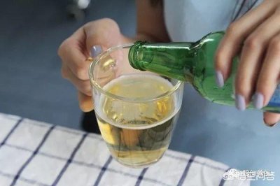 ​白酒和红酒掺着喝(白酒红酒掺着喝容易醉吗)