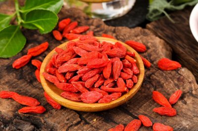 ​补气血是红枸杞好还是黑枸杞好（黑枸杞和红枸杞的区别）