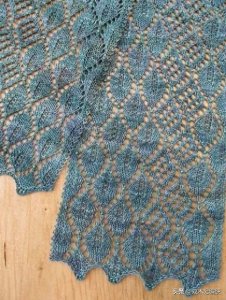 ​来自R网经典永存的一款棒针叶子镂空编织围巾披肩