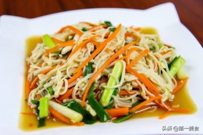 ​厨师长教你这样做，凉拌金针菇，口感清脆，夏天必备小凉菜