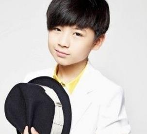 还记得星际精灵蓝多多的扮演者黄誉博吗?现在是越长越帅气了~~