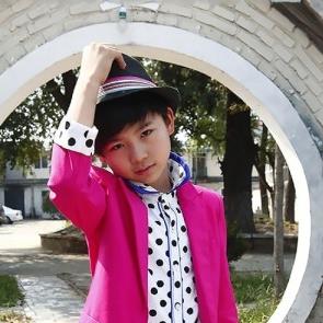 还记得星际精灵蓝多多的扮演者黄誉博吗?现在是越长越帅气了~~