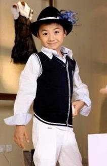 还记得星际精灵蓝多多的扮演者黄誉博吗?现在是越长越帅气了~~