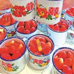 ​草莓蛋糕带火搪瓷盆