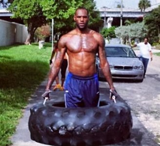 ​詹姆斯到底有多壮？大腿粗得像水桶 训练师面前如巨灵神