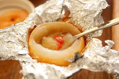 ​好滋润！不用开明火做的梨，很适合这个季节吃，做法也超省事~