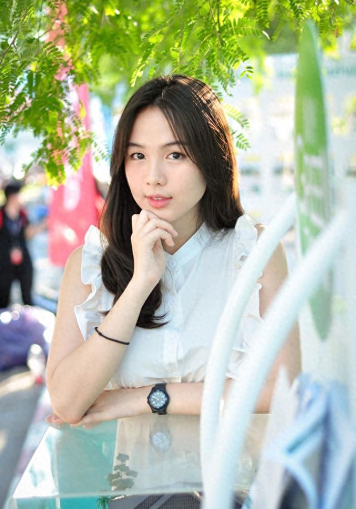 泰国版奶茶妹，她因手捧奶茶回眸一笑走红，真实身份令网友惊讶