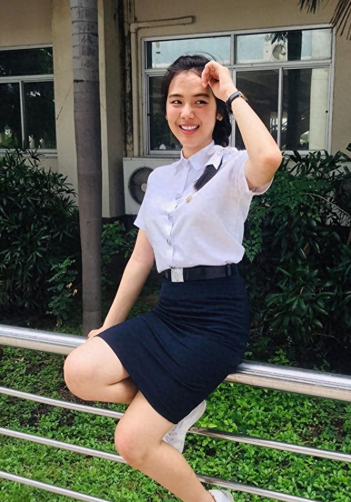 泰国版奶茶妹，她因手捧奶茶回眸一笑走红，真实身份令网友惊讶