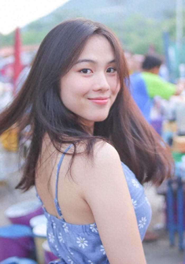 泰国版奶茶妹，她因手捧奶茶回眸一笑走红，真实身份令网友惊讶